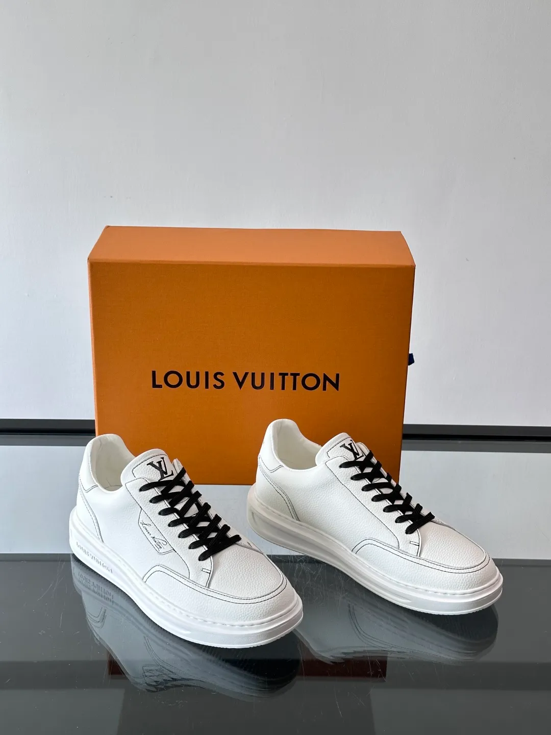 Men's men's shoes 💰p380 "＊OUIS ＊UITTO＊" casual sneakers, made of high-quality cowhide grain leather, with black laces, simple and high-end! LV Logo + classic Monogram lines on the side of the shoe, full of details✨. The rubber soles are wear-resistant and have strong traction, making them suitable for daily commuting and leisure. The shoe last fits the shape of the foot, making it comfortable to wear and not tiring after long walks. It is extremely versatile and can be easily worn with jeans or casual pants. It is a must-have item for men's fashion! 🖤 ​​size：38-44
